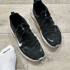 Nike Men's Black and White Athletic Shoes